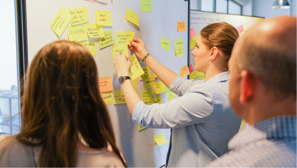 Fokus auf Teilnehmerinnen während eines Seminars